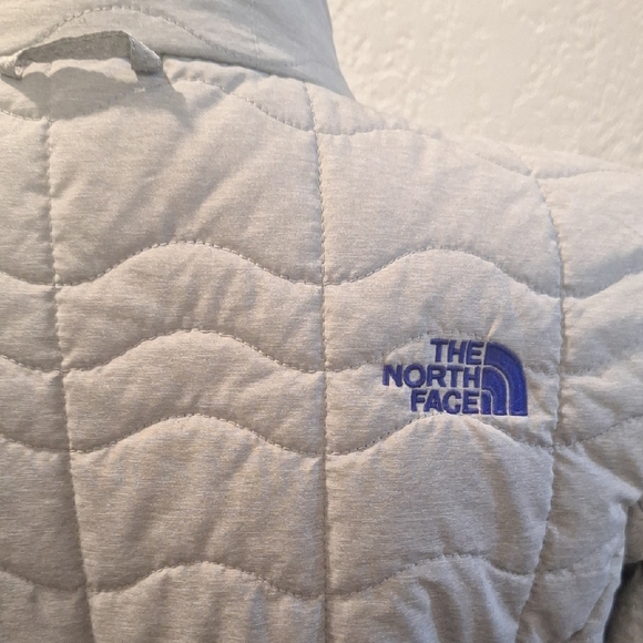 The North Face Women's Light Gray Quilted Lightweight Puffer Jacket - Picture 6 of 10